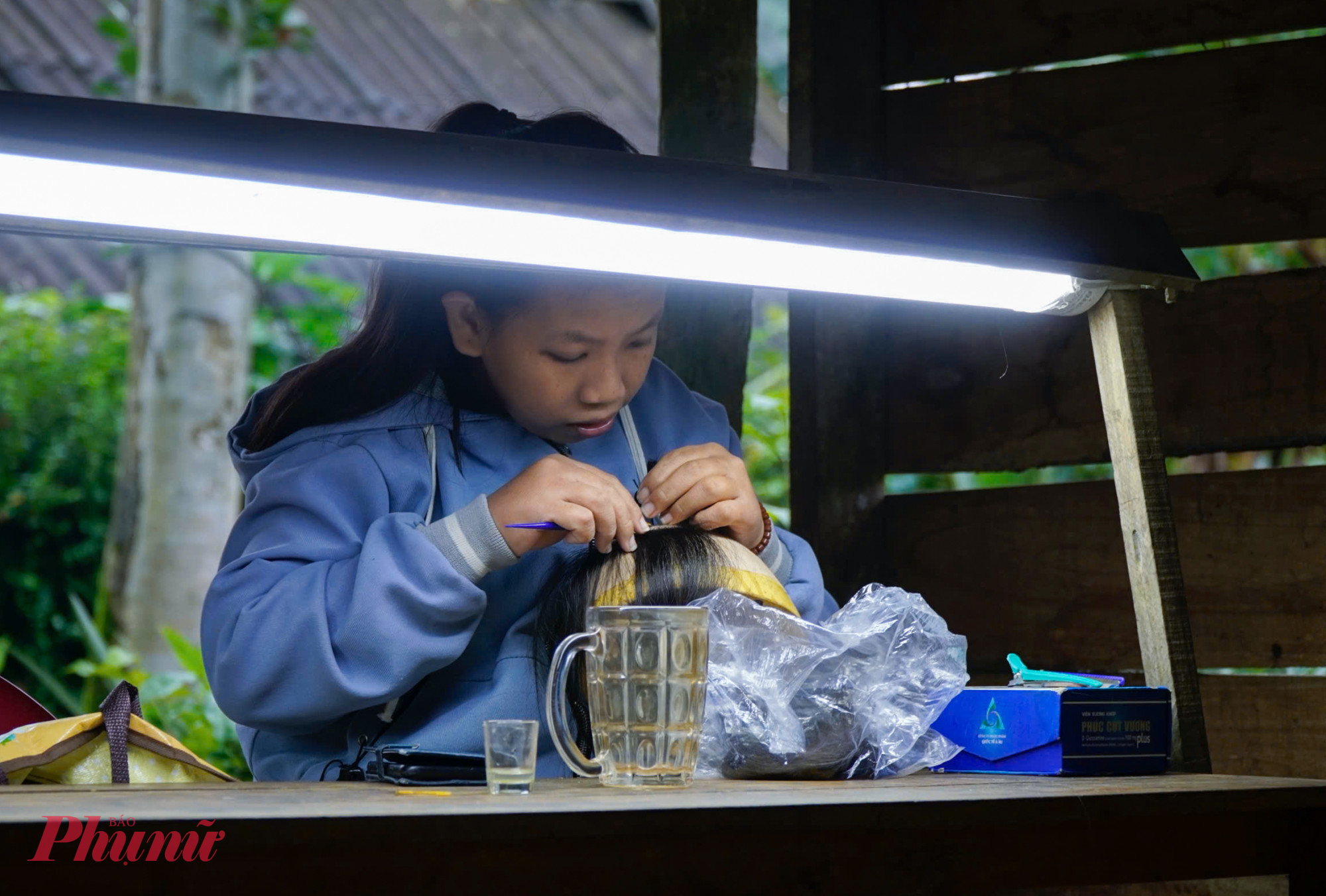 Là công việc phụ những lúc nông nhàn, song thu nhập từ nghề này khá ổn định, từ 5-7 triệu đồng/tháng. “Công việc này không gò bó. Chúng tôi có thể làm sau giờ đưa con đi học, vừa chăm con nhỏ vừa làm, hoặc tranh thủ những lúc rảnh rỗi công việc đồng áng. Thậm chí học sinh, người khuyết tật cũng có thể làm được” - chị Nguyễn Thị Sen (45 tuổi, trú xã Kim Hoa) nói.