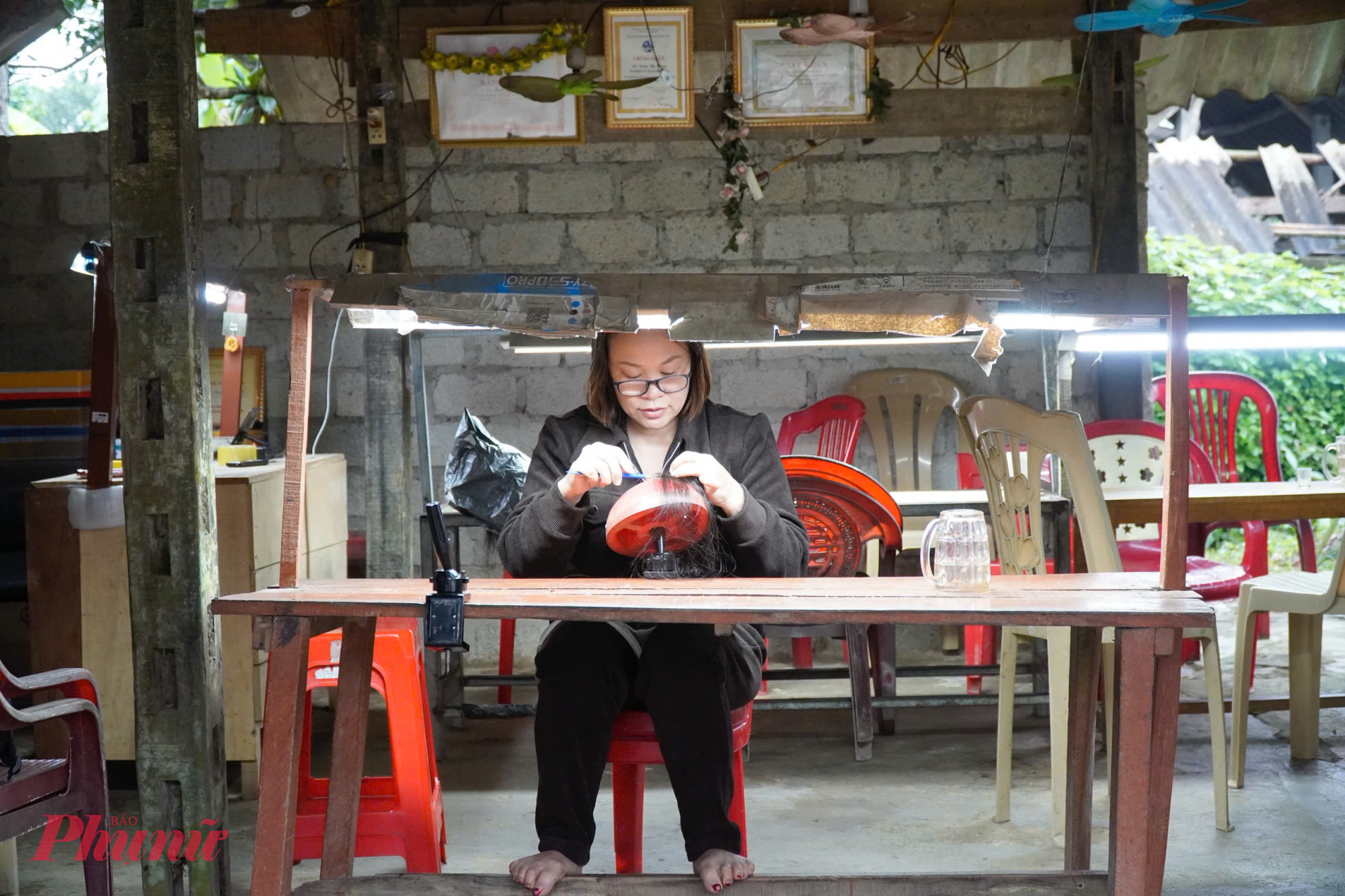 Chị Đoàn Thị Hằng - Tổ trưởng tổ hợp tác tóc giả xã Kim Hoa - cho biết nghề móc tóc giả rất phù hợp với phụ nữ nông thôn bởi không cần vốn ban đầu và linh hoạt về thời gian. Hiện có hàng trăm phụ nữ trong vùng gắn bó với công việc này; nhiều nhóm nhỏ cũng được thành lập tại các thôn, xã lân cận để tiện chia sẻ kinh nghiệm và hỗ trợ nhau trong quá trình làm nghề.