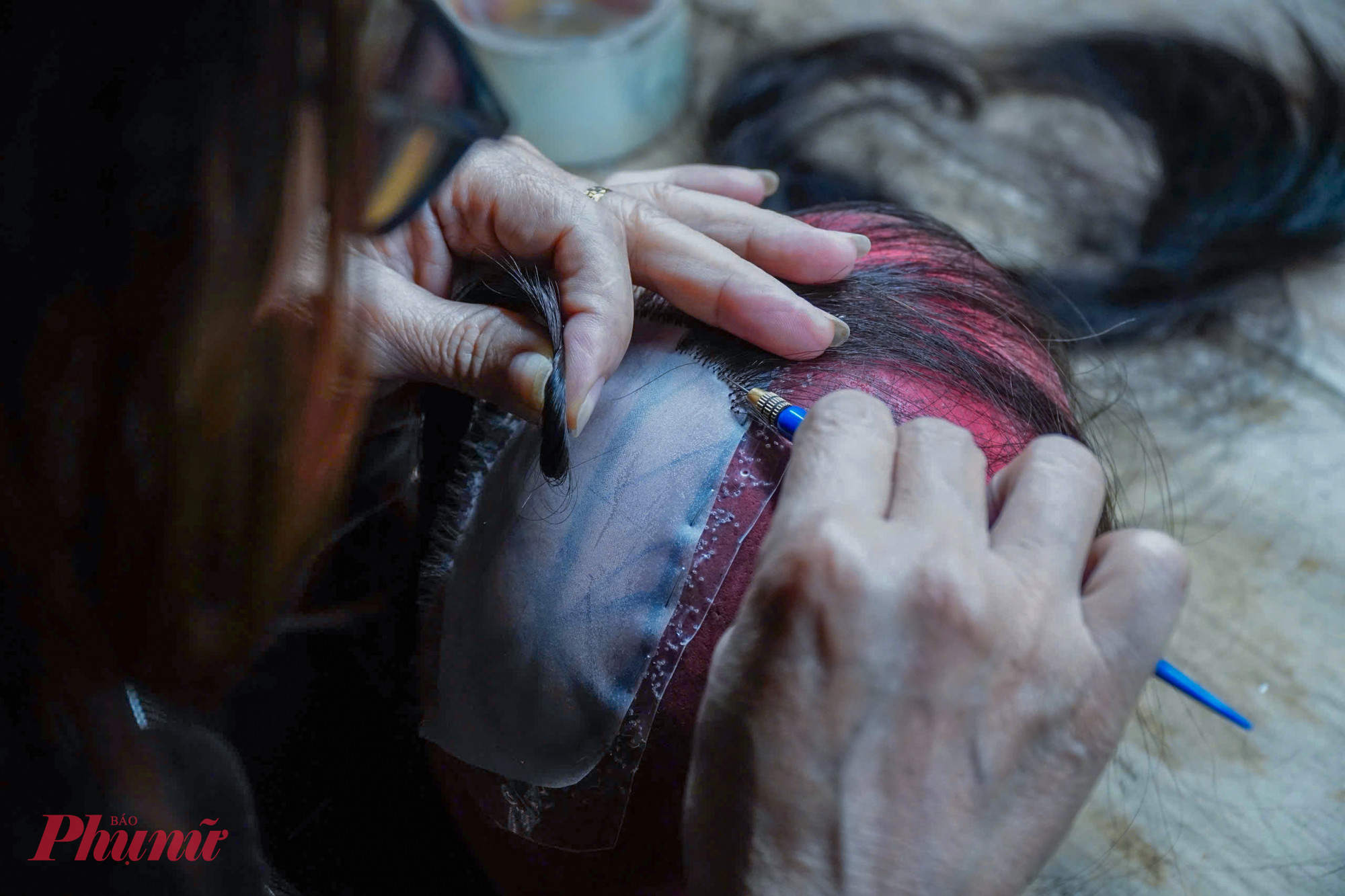 Theo chị Châu, dụng cụ làm việc khá đơn giản, bao gồm tóc thật hoặc tóc sợi tổng hợp, lưới da và một chiếc kim sắt nhỏ. Tóc thật hoặc tóc sợi tổng hợp được đặt lên khuôn đầu, người thợ tiến hành móc từng lớp để tạo độ bồng và độ tự nhiên cho sản phẩm.