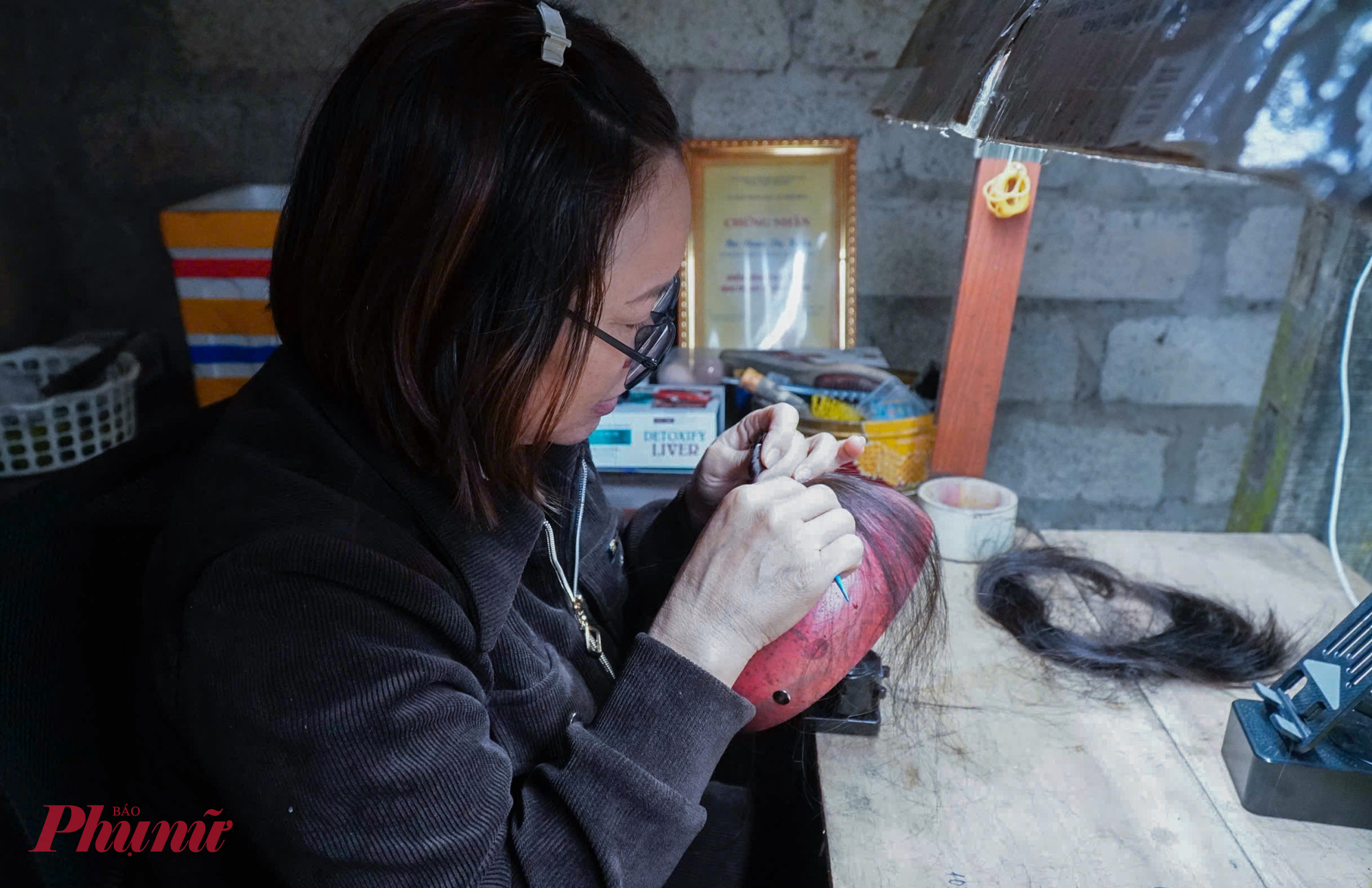 Công việc này có thể làm ở bất cứ nơi nào, chỉ bắt buộc có một chiếc đèn trên bàn để thợ có thể dùng kim sắt nhỏ khéo léo móc từng sợi tóc vào lưới.