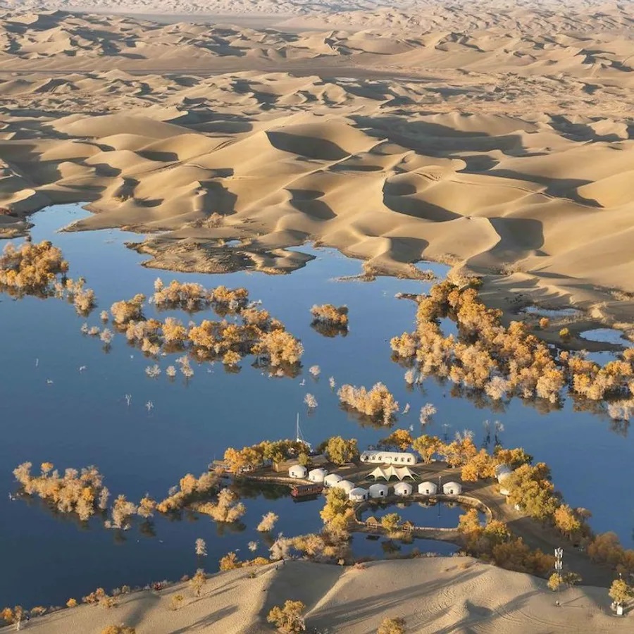 Sa mạc Taklamakan,Tân Cương. Tuyến đường cao tốc dài 552 km xuyên qua sa mạc này là tuyến đường dài nhất thế giới đi qua một sa mạc. Bạn nên chuẩn bị quần áo chịu được cái nóng ban ngày và cái lạnh ban đêm.