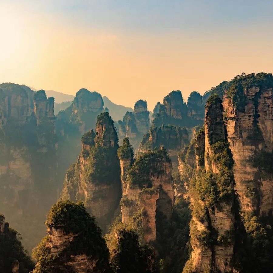 Trương Gia Giới, tỉnh Hồ Nam. Những đỉnh núi đá vôi cao đến 300 mét được hình thành cách đây hàng triệu năm. Ở đây, bạn có thể chinh phục 999 bậc thang của núi Thiên Môn, đi bộ trên cây cầu kính bắc ngang hẻm núi lớn Trương Gia Giới và thưởng thức ẩm thực cay nồng của Hồ Nam. Các thị trấn cổ gần đó bạn cũng nên ghé thăm.