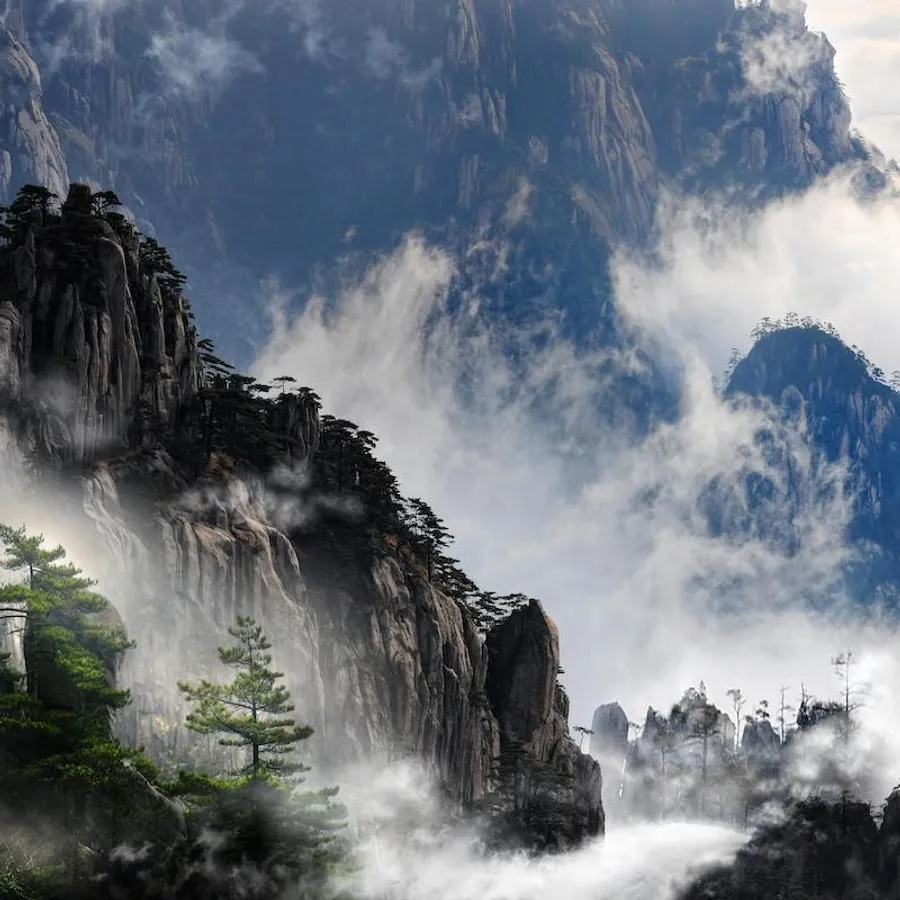 Hoàng Sơn, tỉnh An Huy. Nằm ở phía đông Trung Quốc, Hoàng Sơn là nguồn cảm hứng cho vô số tranh thủy mặc và hơn 20.000 bài thơ. Dãy núi này có 72 đỉnh, 36 đỉnh chính và 36 đỉnh phụ, trong đó cao nhất là đỉnh Liên Hoa với 1.864 mét. Ở đây có “biển” mây kỳ ảo, suối nước nóng thư giãn, mùa đông thì tuyết che phủ trông rất thanh bình.Bạn nên cũng nên đến các thị trấn cổ xung quanh. 