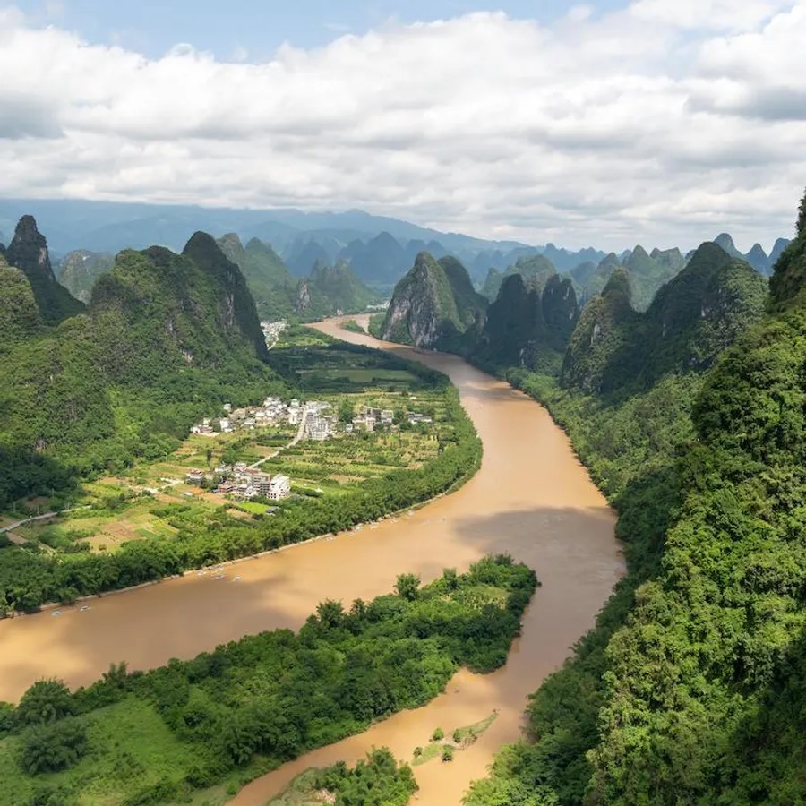 Dương Sóc, tỉnh Quảng Tây. Đây là nơi nghỉ dưỡng vùng quê tuyệt đẹp của Trung Quốc. Bạn hãy đạp xe quanh những ngọn núi hùng vĩ, đi bè tre êm đềm trên sông Li, leo núi Tương Công để chiêm ngưỡng cảnh quang từ trên cao và khám phá các hang động ở đây. Ruộng bậc thang Long Tích ở Quế Lâm bạn cũng đừng bỏ qua.