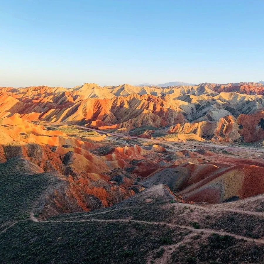 Công viên địa chất quốc gia Trương Dịch, tỉnh Cam Túc. Đây là một kiệt tác nghệ thuật tự nhiên. Những đường vân màu vàng và cam trở nên rực rỡ khi nắng chiều chiếu vào các sườn núi. Công viên địa chất rất rộng lớn, nhưng du khách có thể khám phá trong nửa ngày bằng xe buýt. Cam Túc còn có Vạn Lý Trường Thành nổi tiếng.