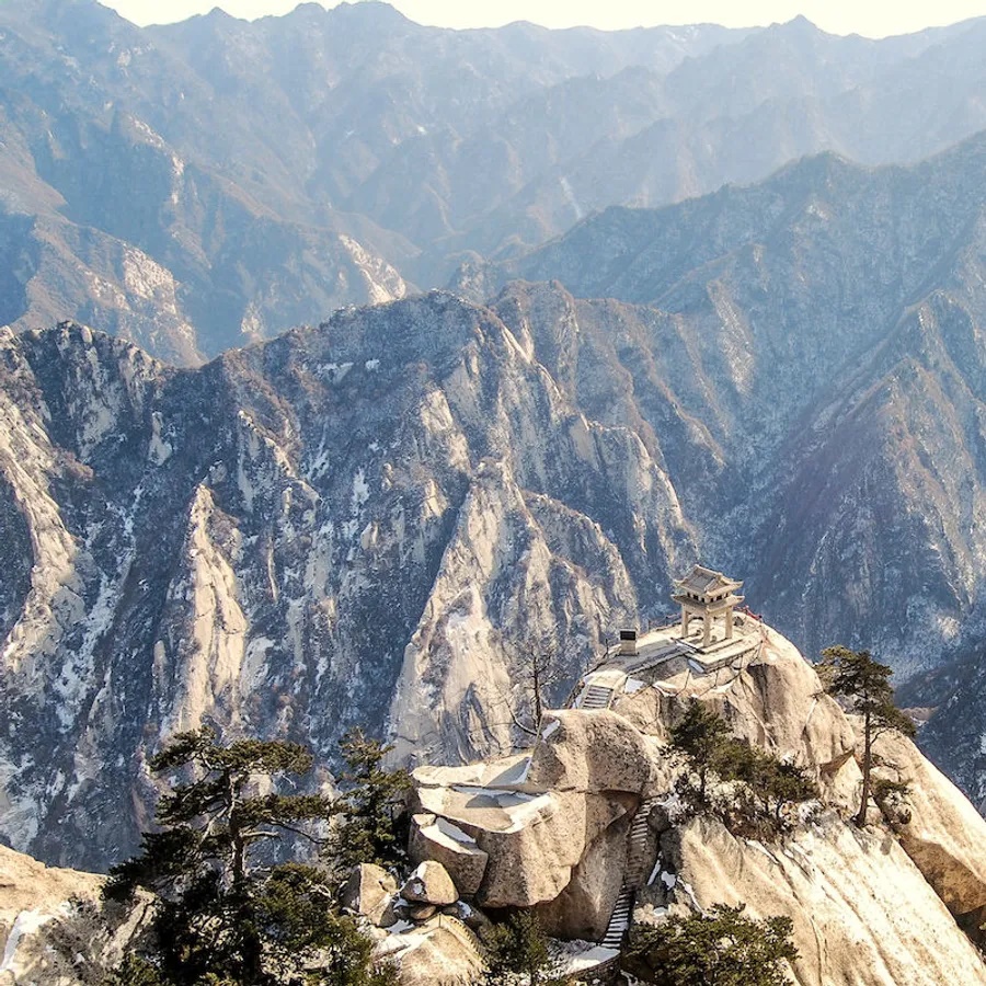 Núi Hoa Sơn, tỉnh Thiểm Tây. Ngọn núi đá granit khổng lồ 121 triệu năm tuổi này là một điểm linh thiêng, có những ngôi đền cùng nhiều câu chuyện huyền thoại. Ở đây có 5 đỉnh núi hùng vĩ và bạn nên ngắm bình minh từ đỉnh Mặt Trời mọc và hoàng hôn từ đỉnh Hoa Sen thơ mộng. Nếu cam đảm thì đi trên con đường 700 năm tuổi bám vào vách đá dựng đứng hoặc leo lên những bậc thang thẳng đứng, ngoằn ngoèo của vách đá Chim Ưng. Ở đây có những tuyến cáp treo sẽ đưa bạn lên đỉnh núi.