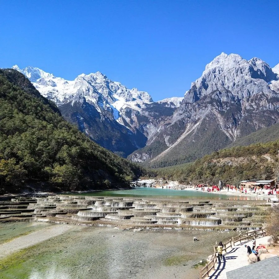 Lệ Giang, tỉnh Vân Nam. Dưới chân những ngọn núi hùng vĩ là những ngôi nhà gỗ, con đường lát đá cuội, bên dòng suối róc rách là Lệ Giang cổ kính đầy quyến rũ. Bạn nên khám phá thành phố Côn Minh, khu rừng đá Shilin với những khối đá cao chót vót.