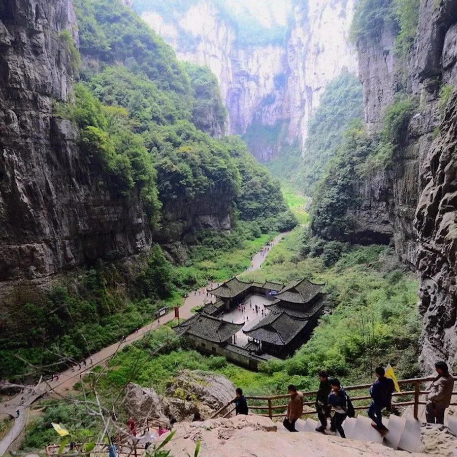 Hẻm núi Địa Phong Long Thủy, tỉnh Trùng Khánh. Ở đây có vách đá vôi dựng đứng cao từ 200 đến 500 mét và không khí thì mát mẻ. Bạn nên khám phá các hang động và thác nước. Các con đường đều được lát đá và có xe điện đưa đón du khách. Thú vị là có một thang máy kính đưa bạn đi thẳng lên đỉnh núi.