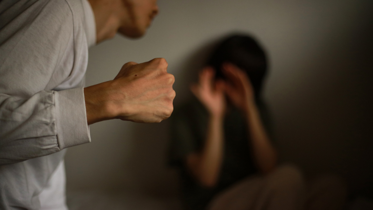 Bạo lực gia đình vẫn âm thầm diễn ra nhưng vì nhiều rào cản mà mọi người không dám tố cáo - Ảnh: Canva Pro