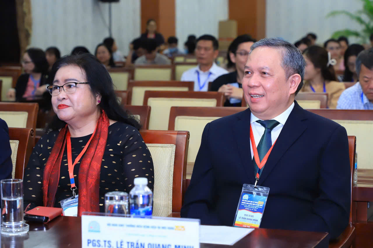 PGS.TS.BS Lê Trần Quang Minh (bìa phải) - Giám đốc Bệnh viện Tai Mũi Họng TPHCM, ảnh BVCC