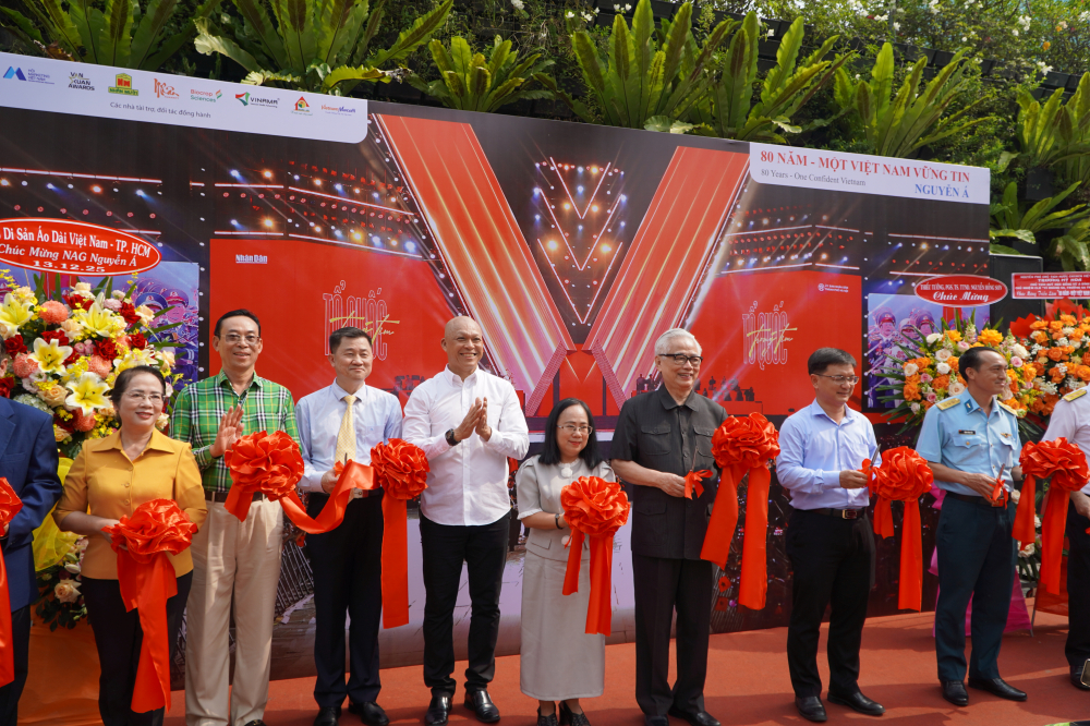 Triển lãm, ra mắt sách ảnh “80 năm – Một Việt Nam vững tin” của nhiếp ảnh gia Nguyễn Á Nhiếp ảnh gia Nguyễn Á cùng các khách mời thực hiện nghi thức cắt băng khai mạc triển lãm, chính thức giới thiệu không gian trưng bày và ra mắt sách ảnh “80 năm – Một Việt Nam vững tin” đến công chúng.