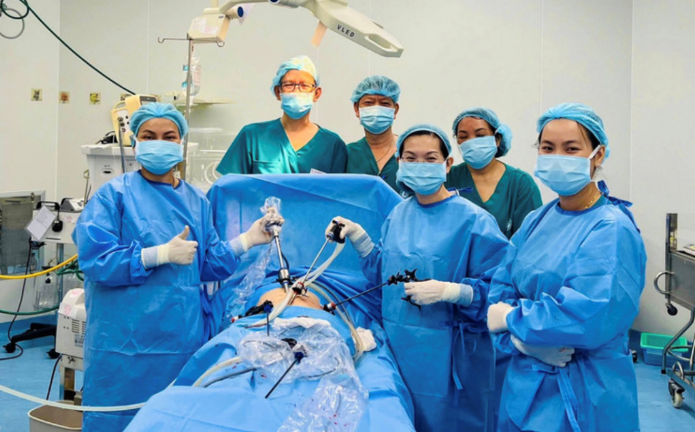 Ê kíp mổ cấp cứu cho sản phụ thai ngoài tử cung vỡ tại Cần Giờ - Ảnh: BVCC