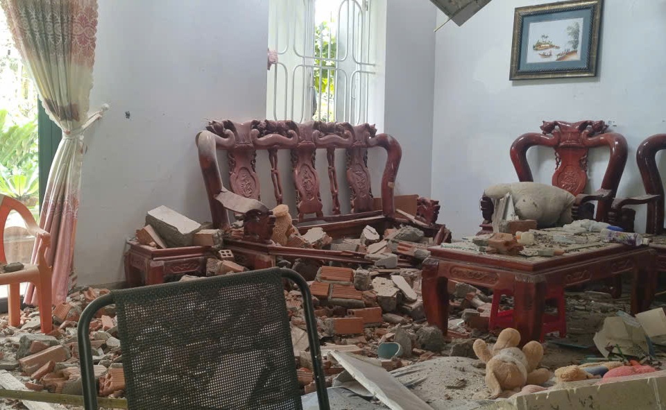 Cây cổ thụ gãy đổ làm sập phòng khách của nhà ông A. - Ảnh: T.T.