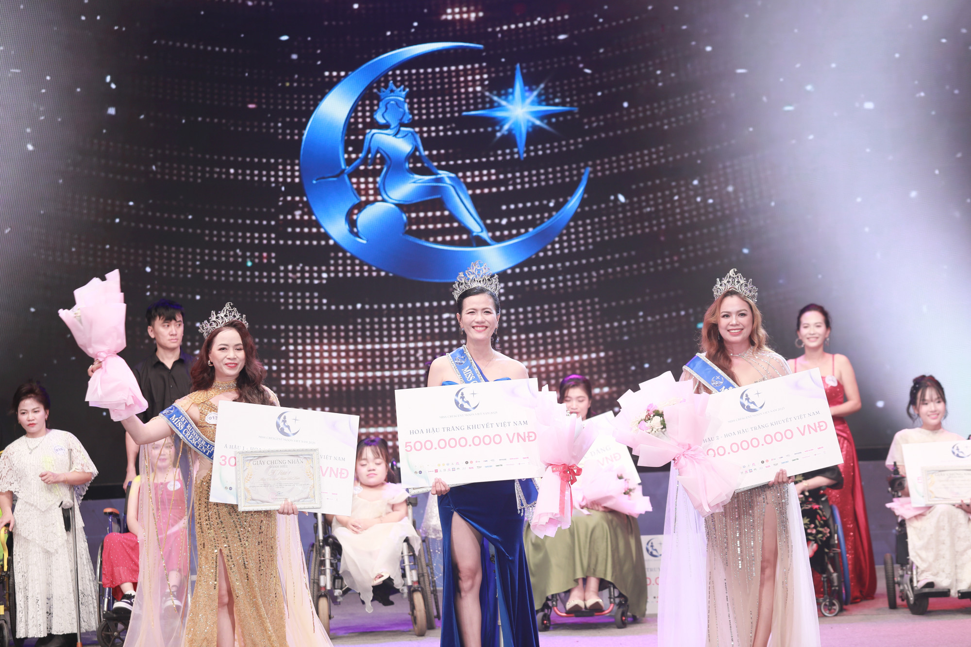 Từ trái qua: á hậu 1, hoa hậu Nguyễn Thị Minh Tâm, á hậu 2 