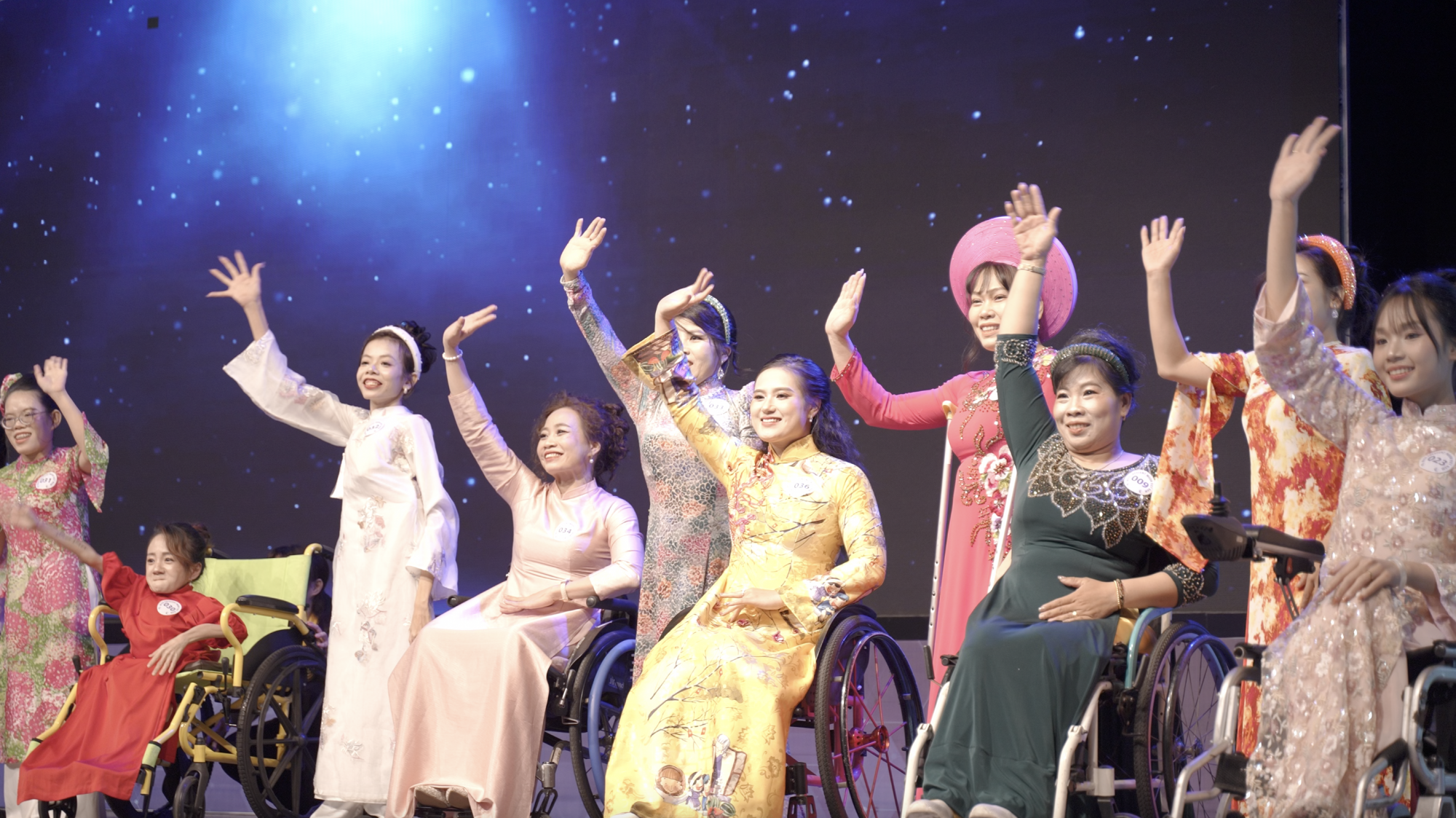 Các thí sinh trình diễn áo dài trong đêm chung kết