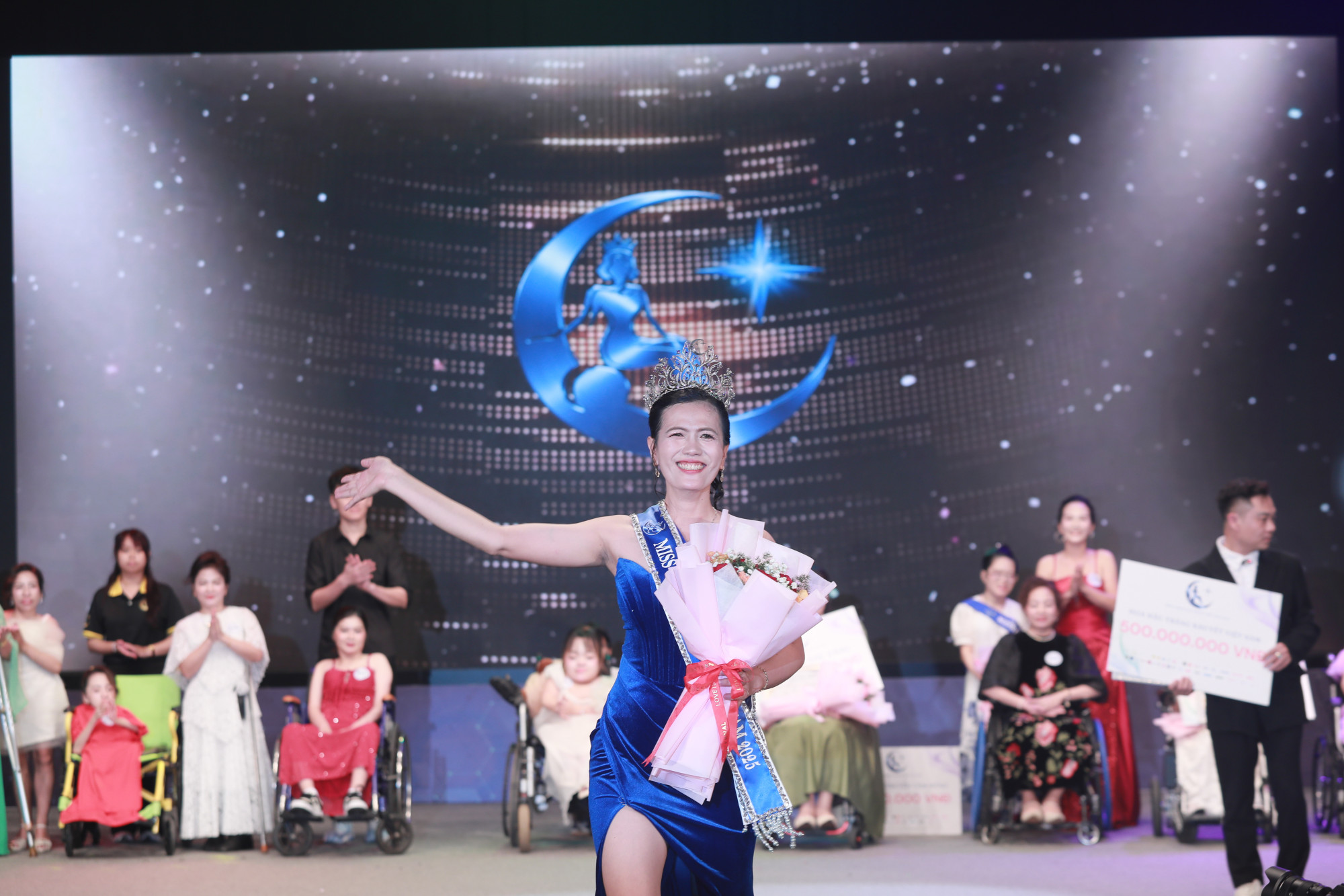 Khoảnh khắc đăng quang của cô giáo Nguyễn Thị Minh Tâm tại đêm chung kết Hoa hậu Trăng khuyết 2025