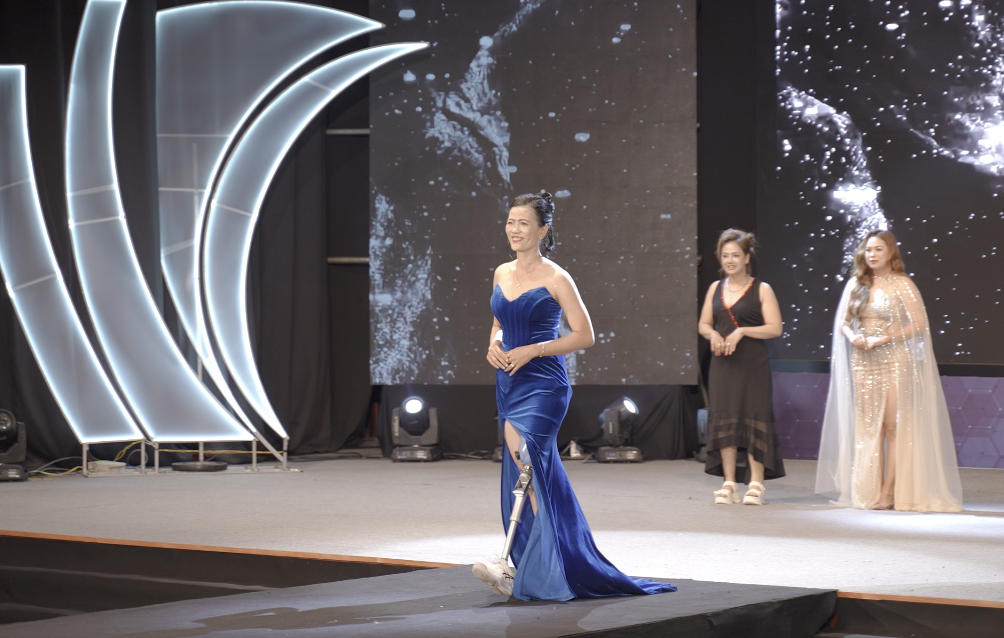 Cô Minh Tâm trong phần trình diễn trang phục dạ hội