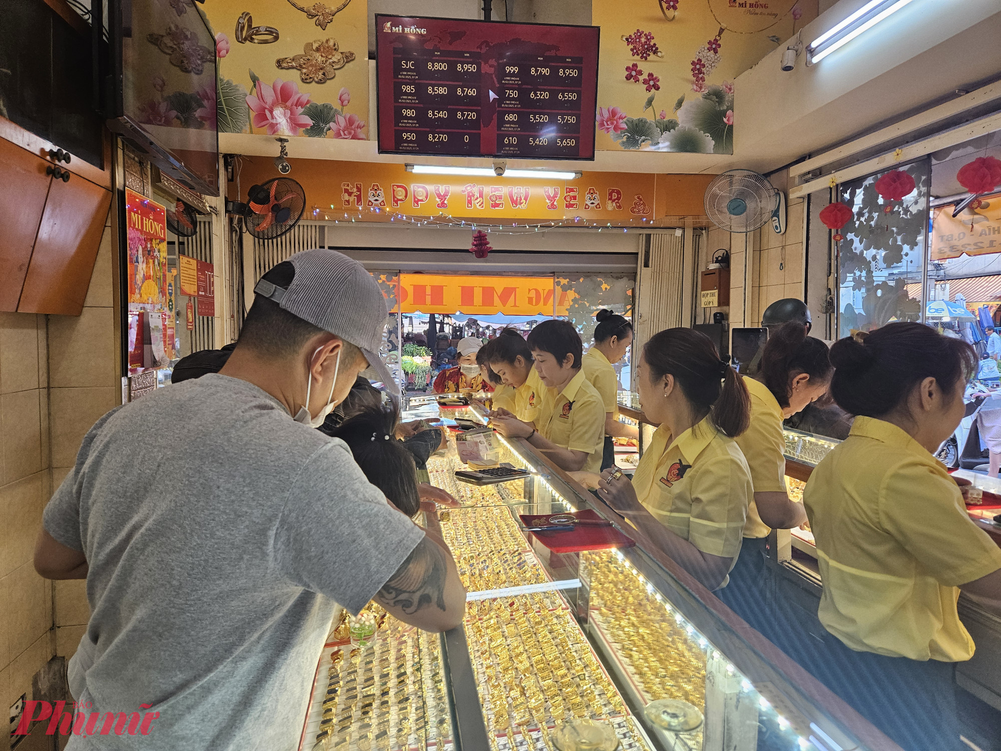 Giá vàng trong nước biến động mạnh theo giá thế giới