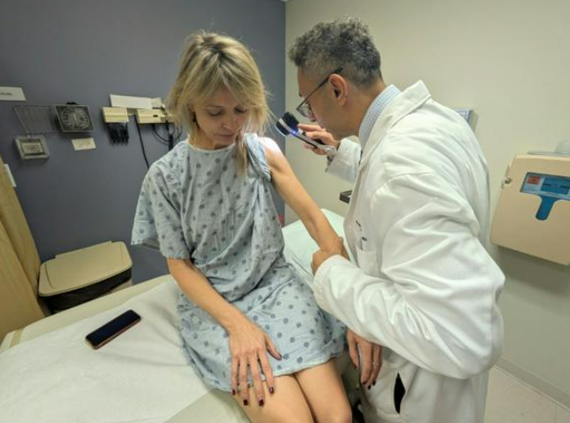 Heidi Tarr, người được chẩn đoán mắc bệnh ung thư hắc tố nhiều năm sau khi thường xuyên sử dụng giường tắm nắng