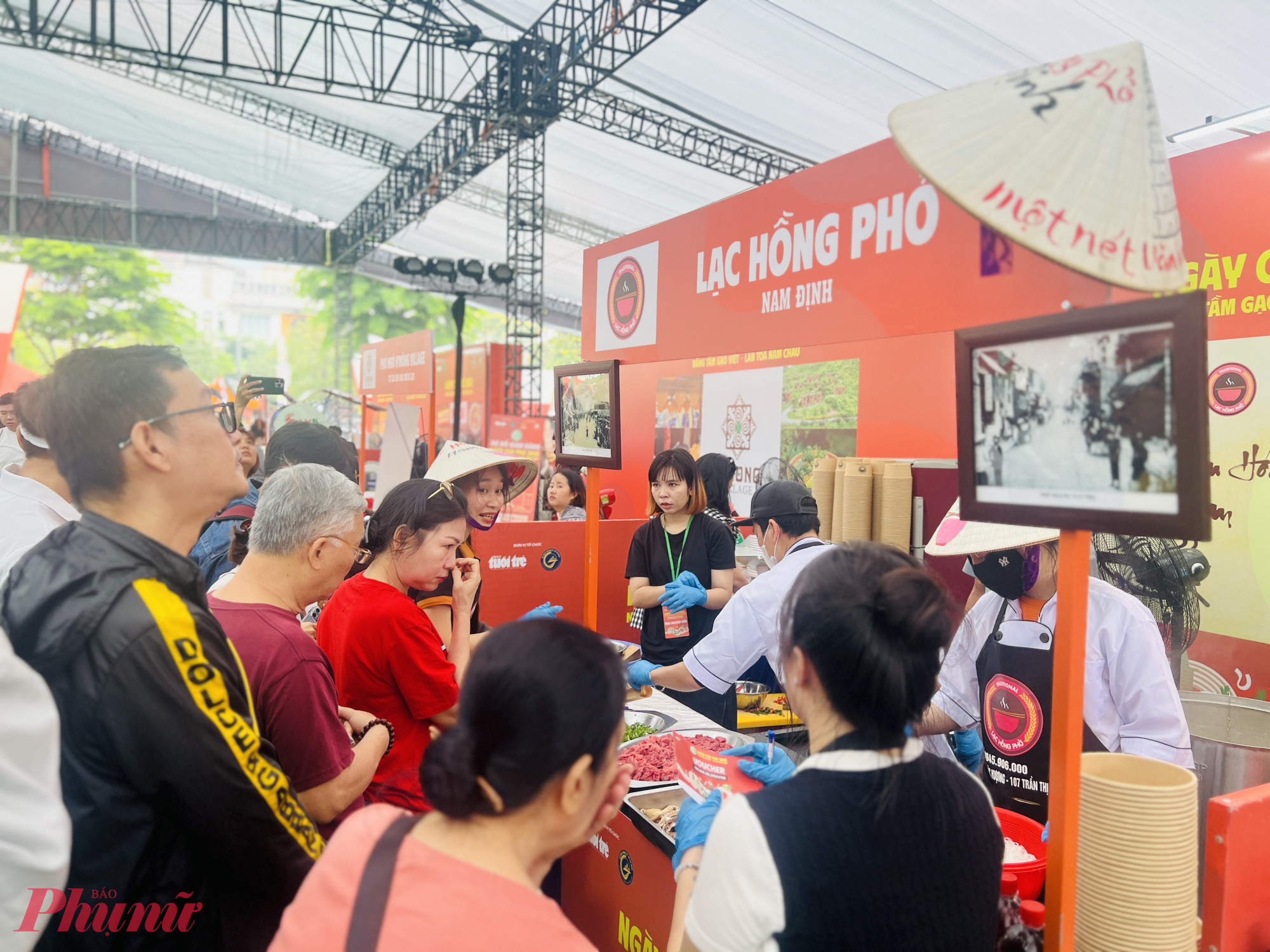 ng Nguyễn Hồng Hải, đại diện thương hiệu phở Lạc Hồng (Nam Định), cho biết đã ba năm liên tiếp tham gia Ngày của Phở. Năm nay, đơn vị mang theo bảy nhân sự, gồm các nghệ nhân nấu phở và phục vụ, từ Nam Định vào TP Hồ Chí Minh để giới thiệu hương vị phở địa phương đến thực khách miền Nam và du khách quốc tế.  Để đảm bảo “bát phở chuẩn Nam Định”, đơn vị phải vận chuyển nước mắm từ quê nhà, sử dụng nguyên liệu nấu phở truyền thống, bánh phở lấy từ một thương hiệu Nam Định tại TPHCM, và đặc biệt nghệ nhân nấu nước dùng là người thuộc họ Cồ – dòng họ lâu đời, gia truyền nghề phở Nam Định.