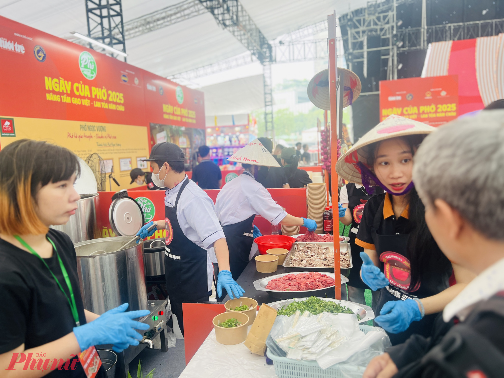 Chia sẻ tại sự kiện, anh Alex cho biết đặc biệt yêu thích phở Việt bởi hương vị đậm đà, dễ ăn và tốt cho sức khỏe. Trong buổi sáng tham quan, anh đã lần lượt thưởng thức ba tô phở tại ba gian hàng đại diện cho phở Bắc, Trung và Nam. Theo anh, mỗi gian hàng mang một sắc thái riêng, từ nước dùng, bánh phở đến cách nêm nếm.