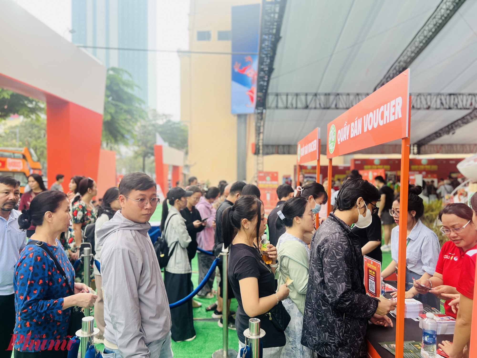 Dự kiến trong hai ngày 13 và 14/12, Ngày của Phở 2025 sẽ phục vụ hơn 20.000 tô phở, đón khoảng 100.000 lượt khách tham quan. Mỗi tô phở được bán với giá 40.000 đồng.