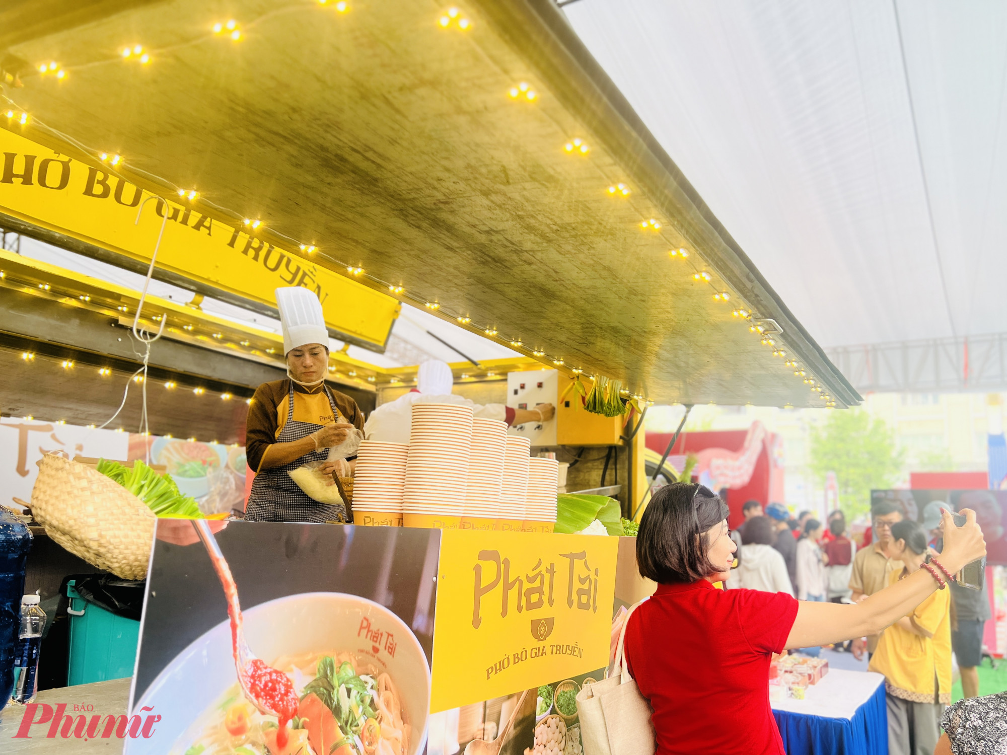 ông Trịnh Nguyễn Hùng Dũng, đại diện thương hiệu Phở Phát Tài, giới thiệu mô hình xe phở Mobile – nhà hàng di động được trang bị đầy đủ bếp nấu, hệ thống làm nóng, tủ đông và tủ mát để bảo quản nguyên liệu, đảm bảo vệ sinh và giữ trọn hương vị. Xe phở Mobile có thể phục vụ nhiều loại hình sự kiện như thể thao, du lịch, lễ hội, catering trọn gói, đồng thời tham gia các hoạt động thiện nguyện trong khuôn khổ chương trình “10 ngàn tô phở ngon cho em”.