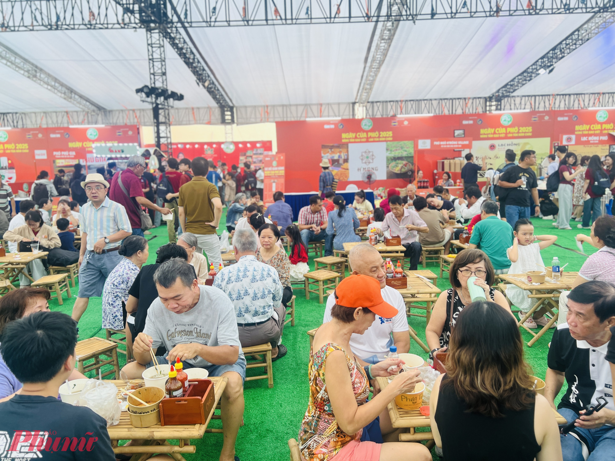 Không chỉ thu hút du khách quốc tế, Ngày của Phở còn là điểm hẹn của nhiều thực khách trong nước. Anh Nick (người Việt, gốc Trung Quốc) cho rằng sự kiện là dịp để cảm nhận rõ sự phong phú của phở Việt qua từng vùng miền, đồng thời cho thấy sức sống bền bỉ của món ăn truyền thống này trong đời sống ẩm thực hiện đại.