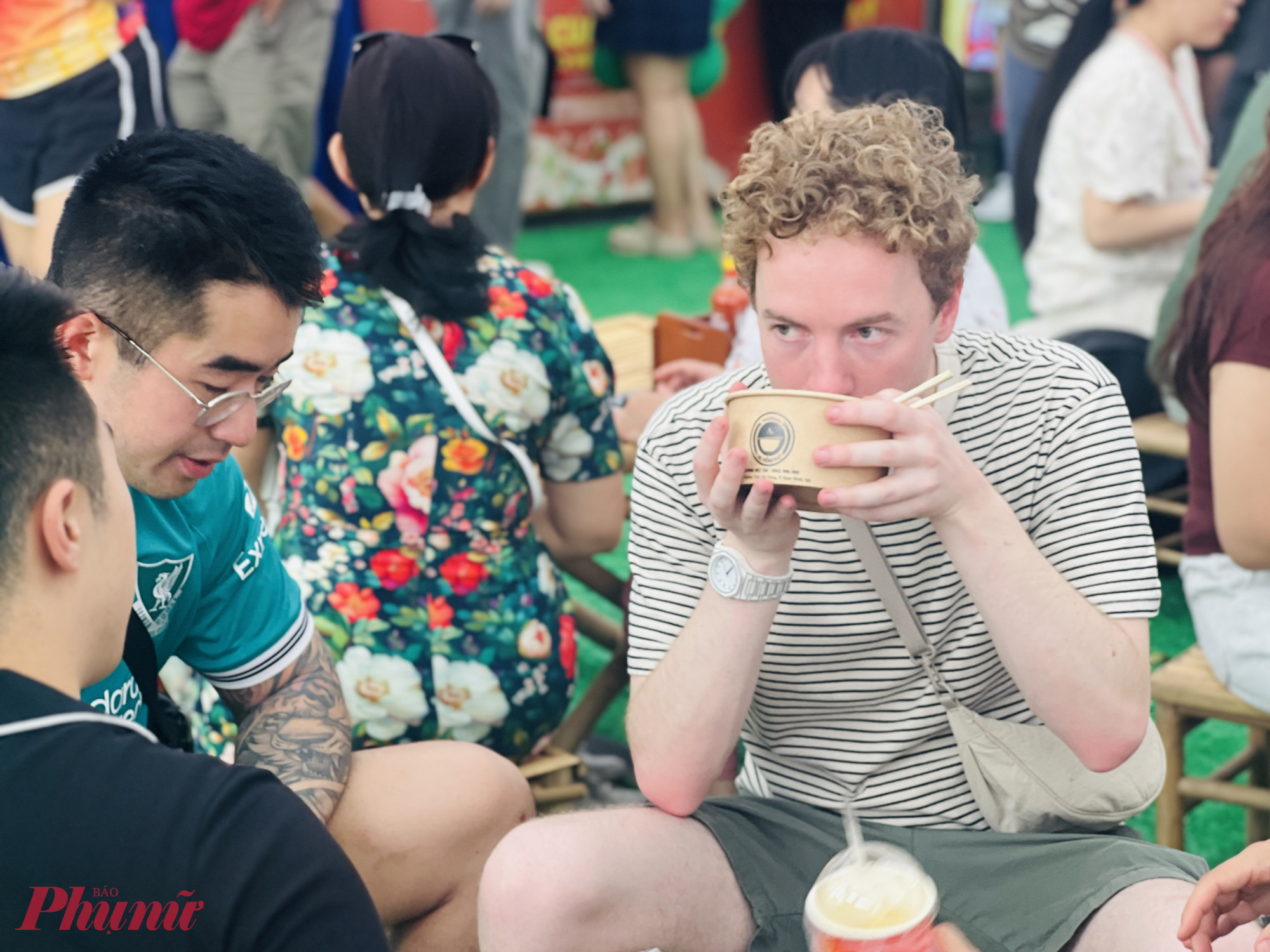 Trong khuôn khổ sự kiện Ngày của Phở (13-14/12), hình ảnh thực khách quốc tế hào hứng thưởng thức phở Việt đã thu hút sự chú ý của đông đảo người tham dự. Nổi bật trong đó là anh Alex (quốc tịch Úc), đi cùng nhóm bạn, không ngần ngại “xì xụp” đến tô phở thứ ba chỉ trong một buổi sáng.