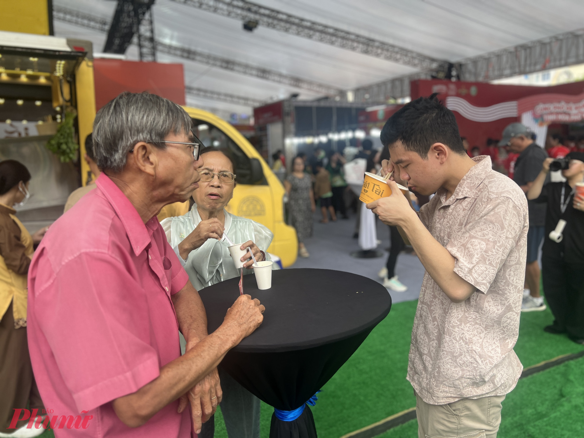 Ngay tại khu vực xe phở Mobile của Phở Phát Tài, hoạt động cắt bánh phở thủ công bằng tay được trình diễn nhằm tôn vinh giá trị truyền thống, thu hút đông đảo người xem.