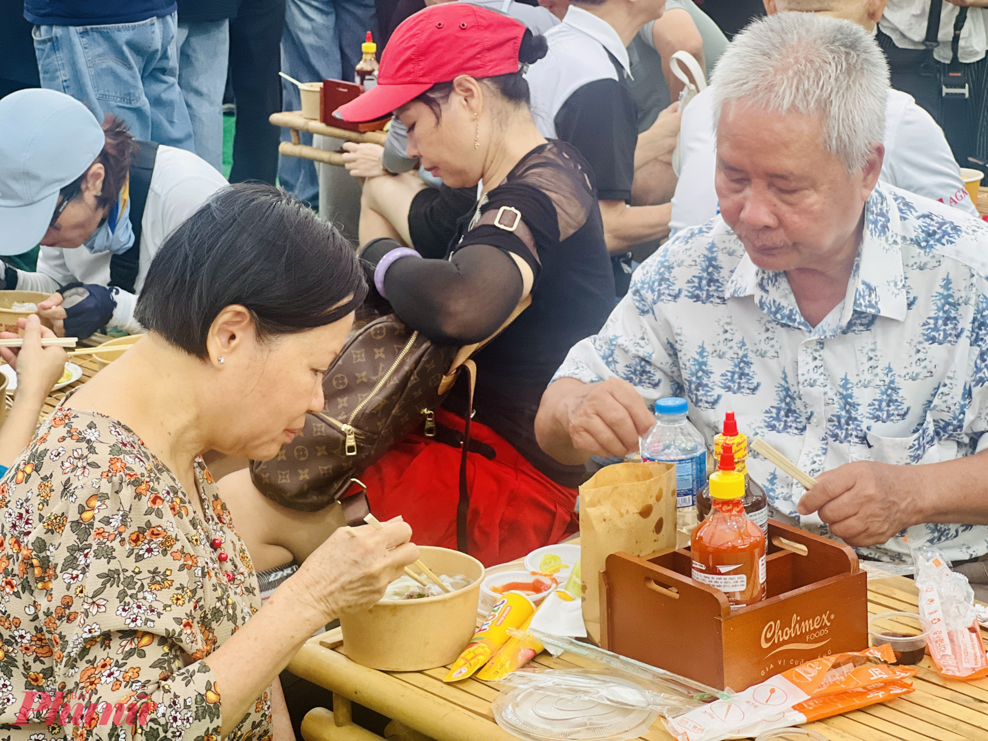 Nhiều thực khách đến từ sớm trải nghiệm phở tại Ngày của Phở đang diễn ra tại Thương xá Tax cũ, Nguyễn Huệ, TPHCM.