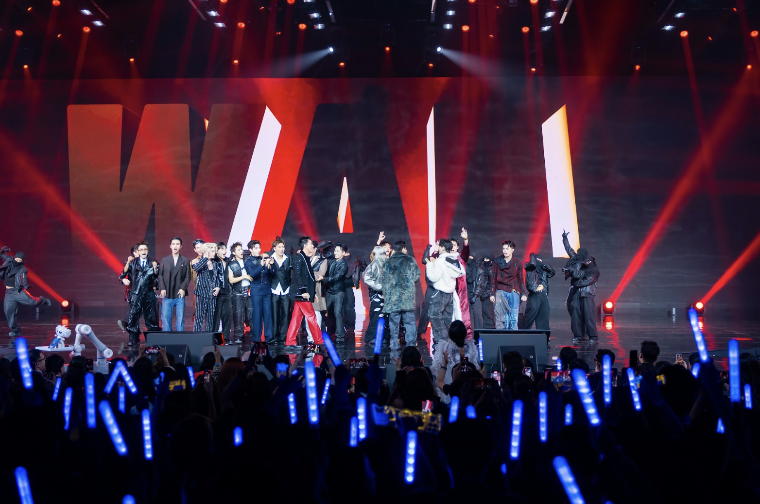 Các anh trai mùa đầu kết hợp trong tiết mục Walk