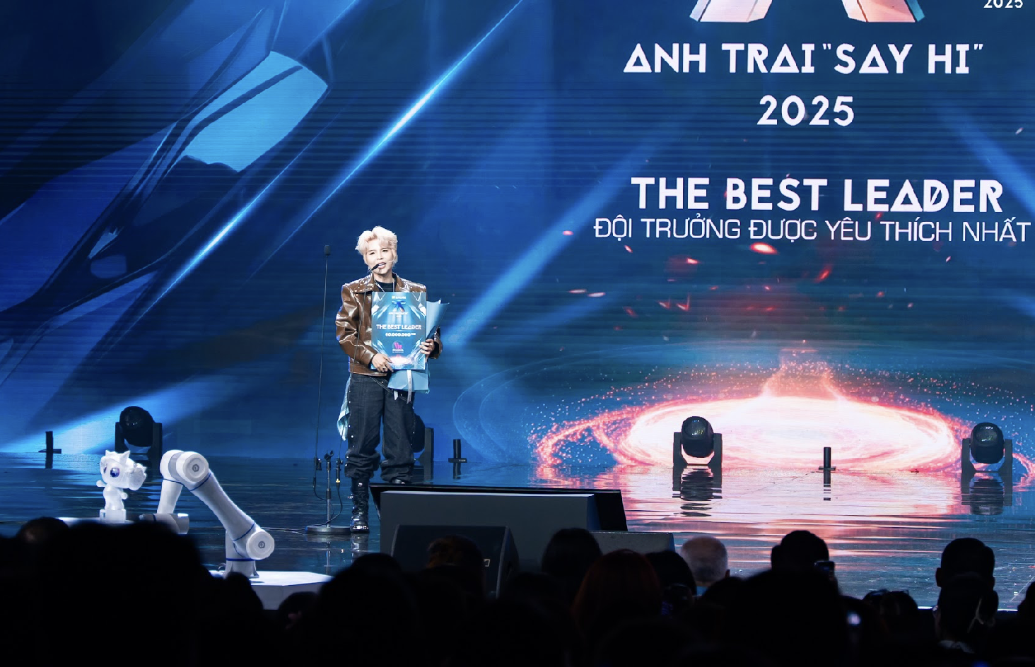 Vũ Cát Tường nhận giải thưởng đội trưởng xuất sắc nhất