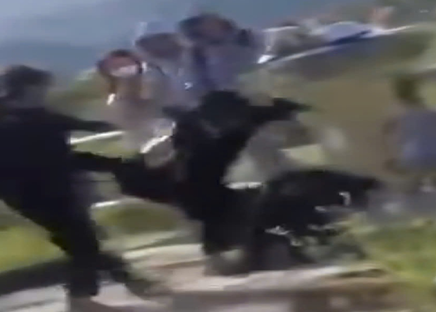 Nữ sinh lớp 10 bị nhóm học sinh lớp 8 đánh hội đồng - Ảnh: MXH