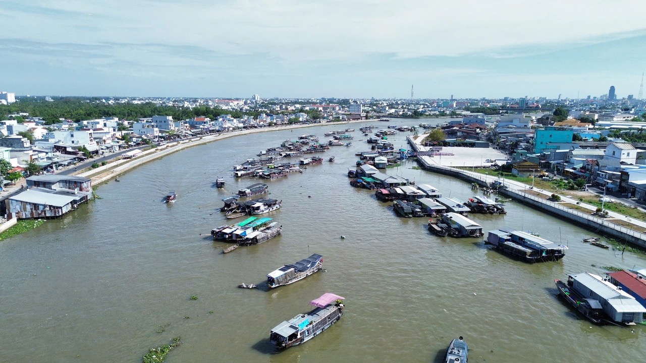 Chợ nổi Cái Răng - điểm thu hút đông đảo du khách trong và ngoài nước, mỗi khi đến Cần Thơ
