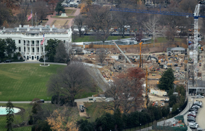  Ảnh vệ tinh cho thấy toàn bộ Cánh Đông của Nhà Trắng đã bị phá dỡ và san phẳng, trái với tuyên bố ông Trump đưa ra trước đó rằng dự án sẽ không ảnh hưởng đến tòa nhà hiện tại.