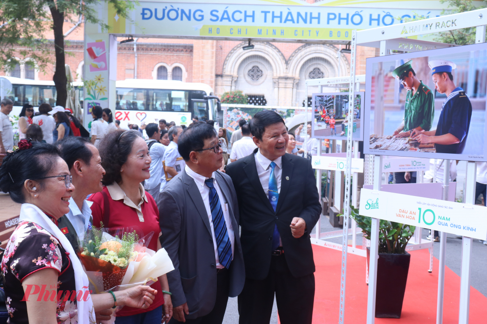 Đoàn đại biểu có mặt ở lễ trao giải đang thưởng thức các tác phẩm ở triển lãm