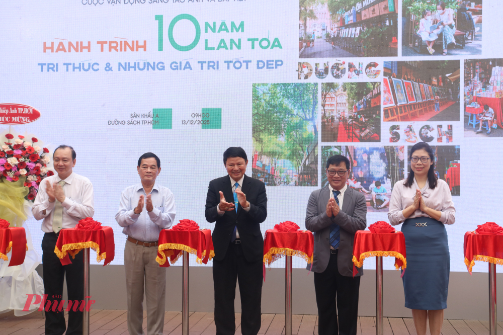 Các đại biểu thực hiện nghi thức cắt băng, khai mạc triển lãm