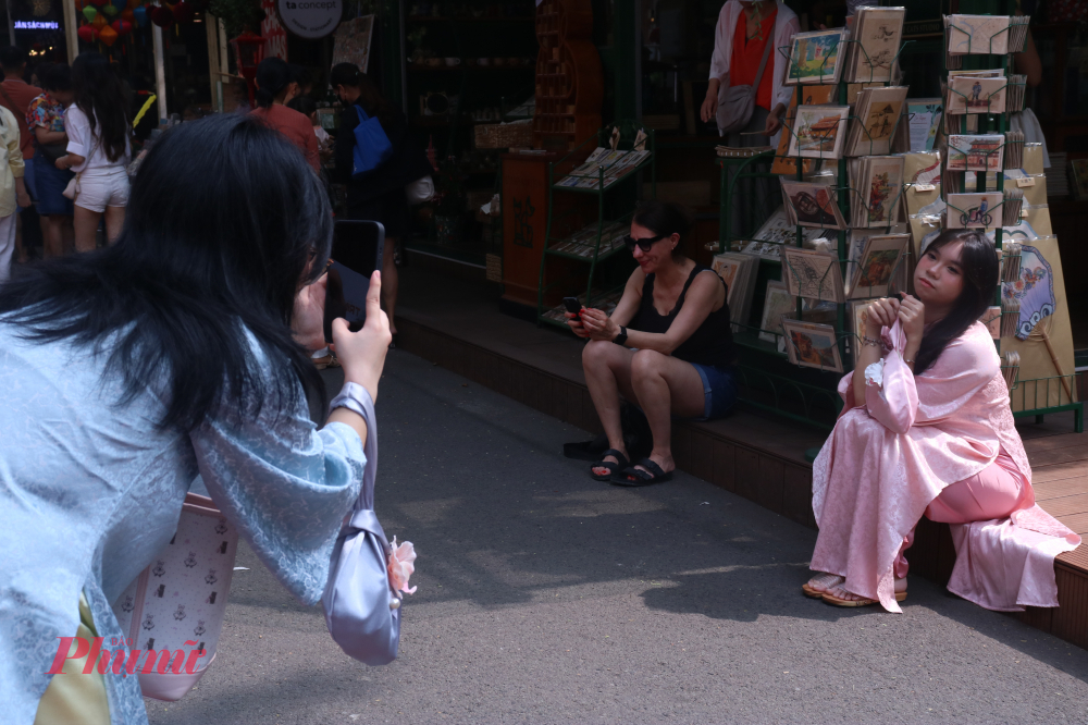 Nhiều bạn trẻ có mặt từ sớm để chụp ảnh cùng chiếc áo dài Tết