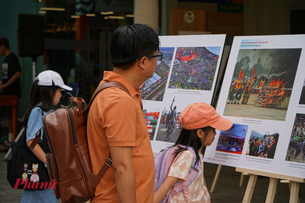 Triển lãm, ra mắt sách ảnh “80 năm – Một Việt Nam vững tin” của nhiếp ảnh gia Nguyễn Á Gia đình cùng nhau xem triển lãm của nhiếp ảnh gia Nguyễn Á