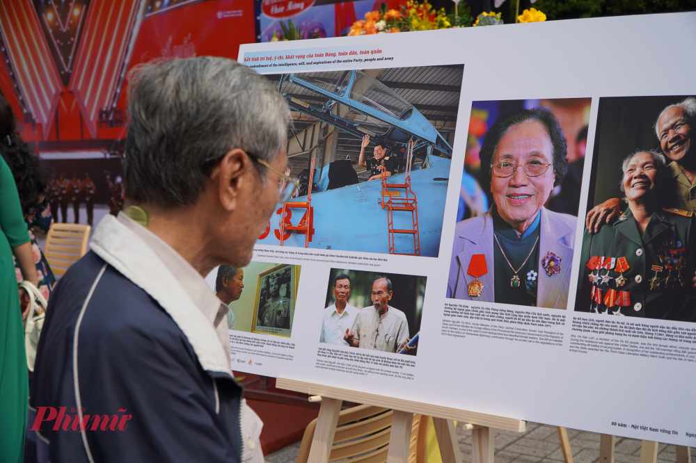 Triển lãm, ra mắt sách ảnh “80 năm – Một Việt Nam vững tin” của nhiếp ảnh gia Nguyễn Á Người đi xem triển lãm