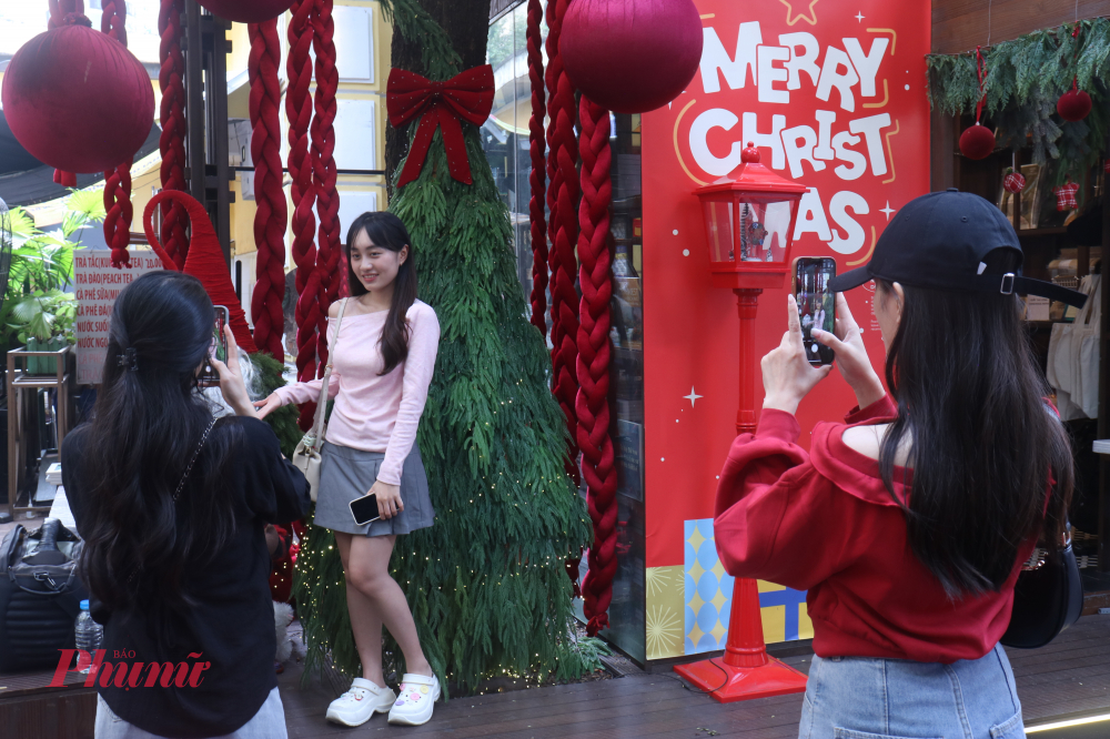 Nhóm bạn trẻ lên đồ chụp ảnh khi Giáng sinh đang cận kề