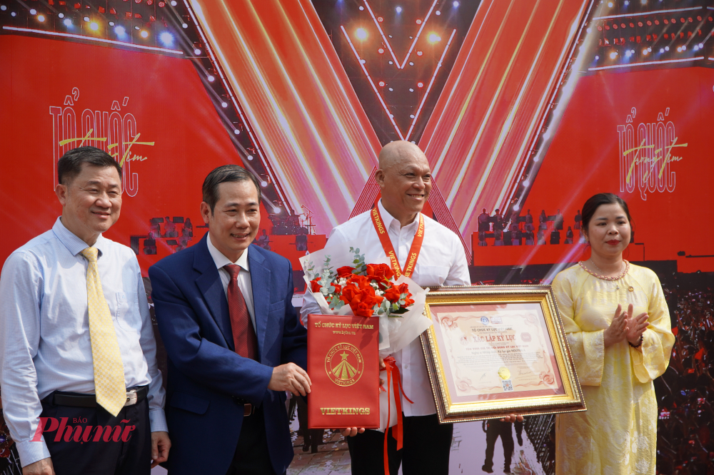 Triển lãm, ra mắt sách ảnh “80 năm – Một Việt Nam vững tin” của nhiếp ảnh gia Nguyễn Á Viện Kỷ lục Việt Nam trao bằngg xác lập Kỷ lục Việt Nam dành cho Nghệ sĩ Nhiếp ảnh, Kỷ lục gia Nguyễn