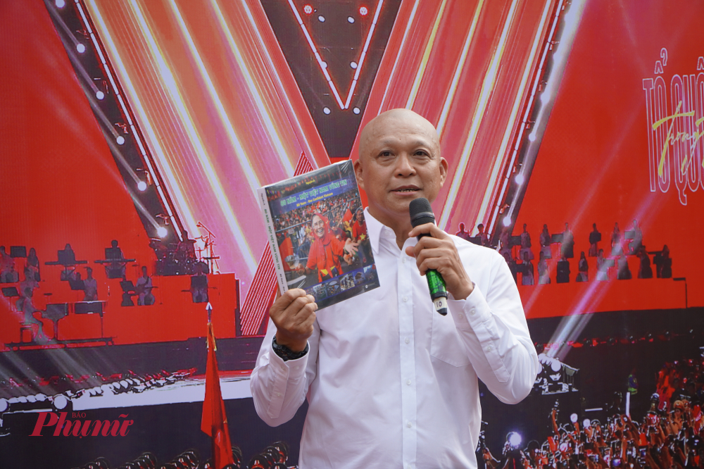 Triển lãm, ra mắt sách ảnh “80 năm – Một Việt Nam vững tin” của nhiếp ảnh gia Nguyễn Á Nhiếp ảnh gia Nguyễn Á chia sẻ về tác phẩm của mình