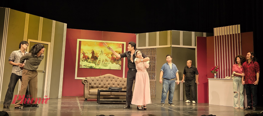 Sinh nhật triệu đô có câu chuyện kịch tính mà hài hước.