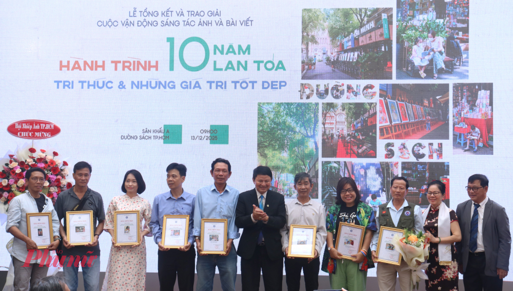 Buổi trao giải cho các tác giả có tác phẩm được tuyển chọn để triển lãm