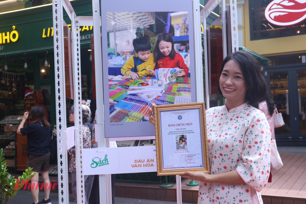 Tác giả ghi lại khoảnh khắc cùng với tác phẩm được tuyển chọn của mình