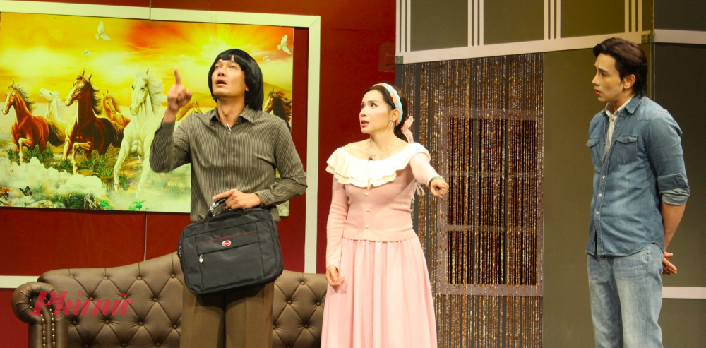 Vở diễn chỉ 1 màn 1 cảnh, chỉ vài con người ra vô nhưng lại làm người xem cười nghiêng ngả xen lẫn hồi hộp suốt hơn 2 tiếng đồng hồ.