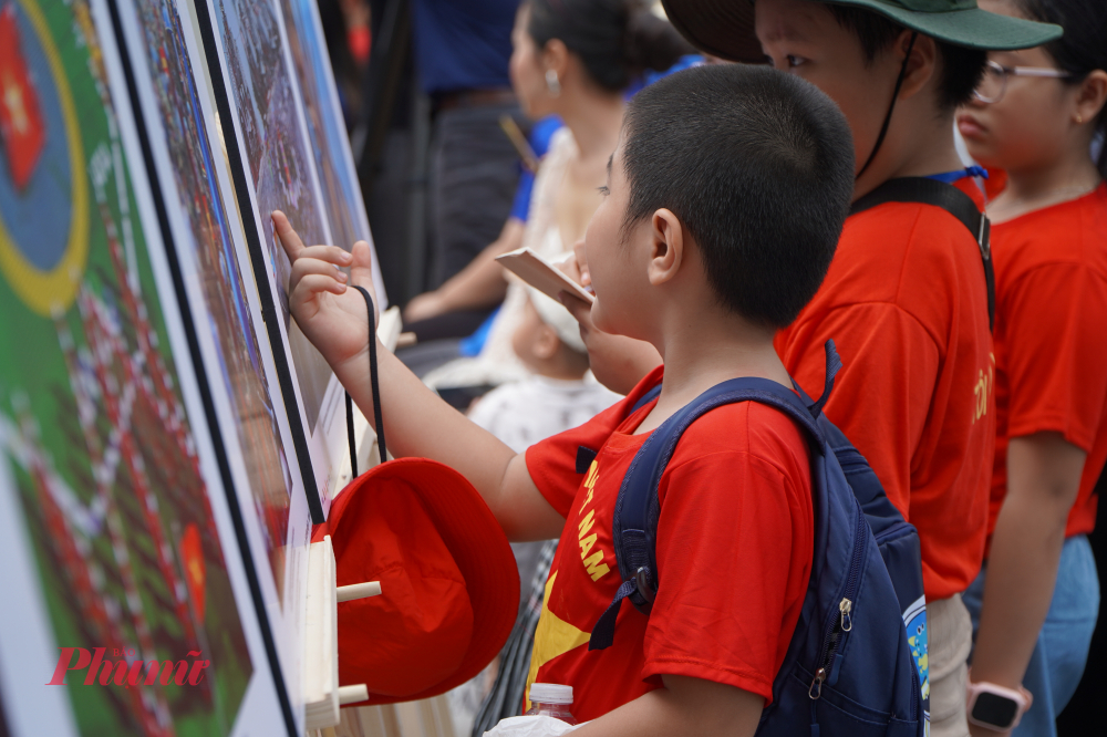 Triển lãm, ra mắt sách ảnh “80 năm – Một Việt Nam vững tin” của nhiếp ảnh gia Nguyễn Á Những mầm non tương lai thích thú khi xem hình ảnh tại buổi triển lãm