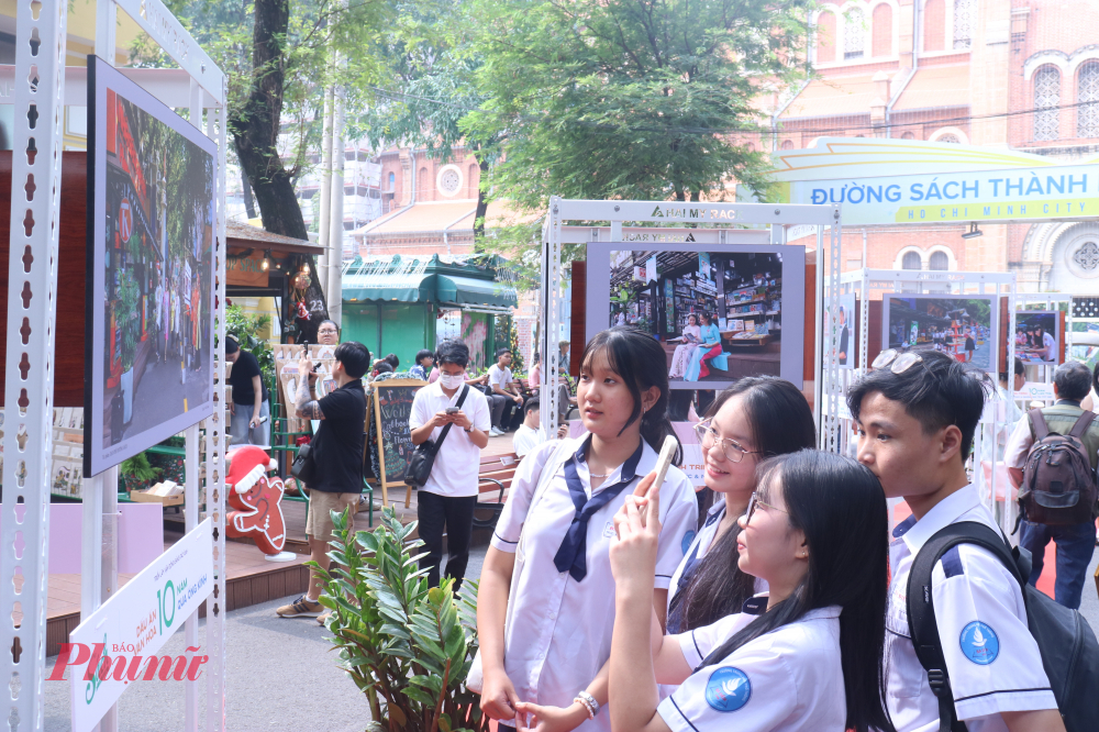 Bạn Bảo Trân (thứ hai từ trái qua) cùng bạn bè đến xem triển lãm